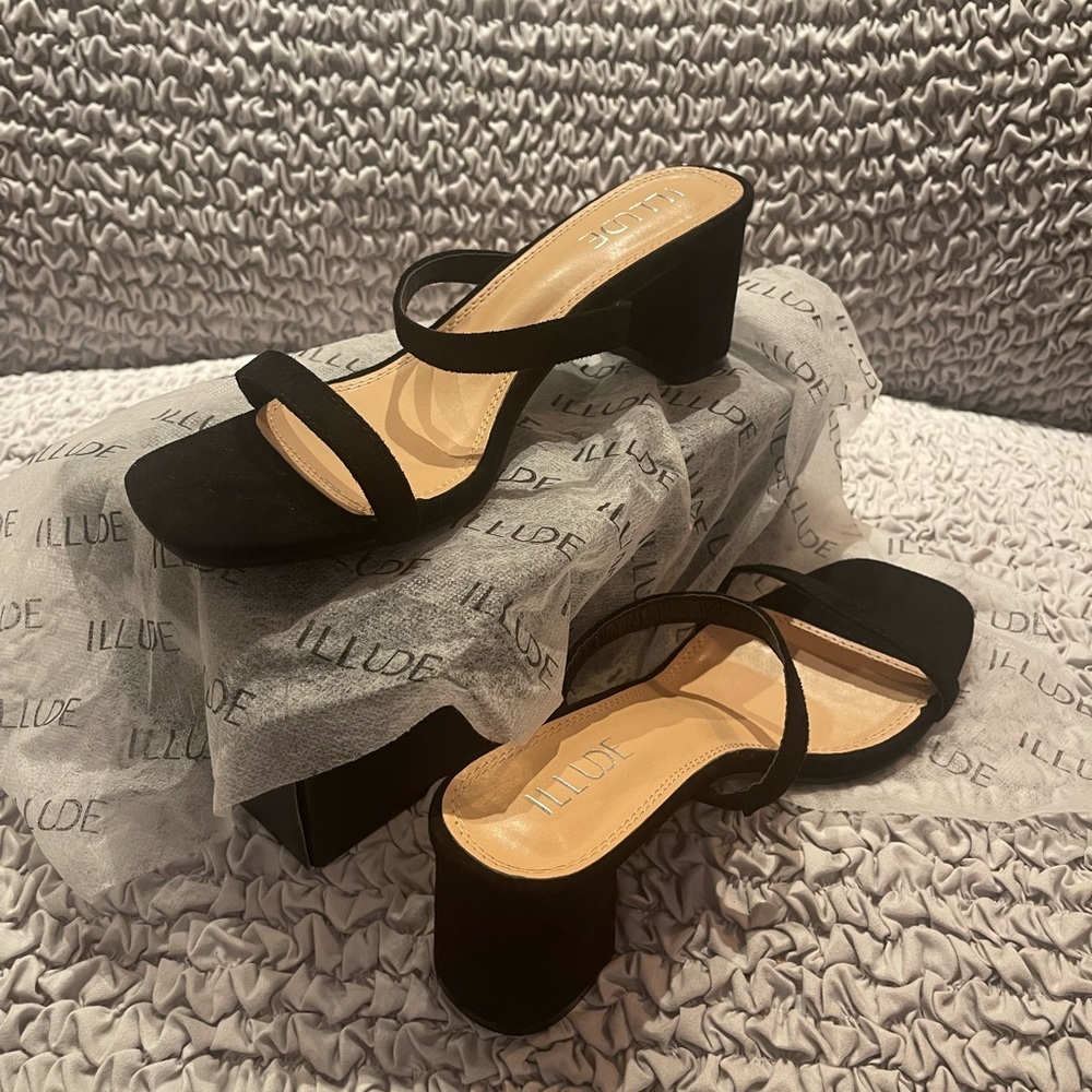 ILLUDE Lisa Black Suede Heels